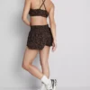Top deportivo corto con espalda nadadora y estampado de leopardo