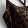 Top deportivo corto con espalda nadadora y estampado de leopardo