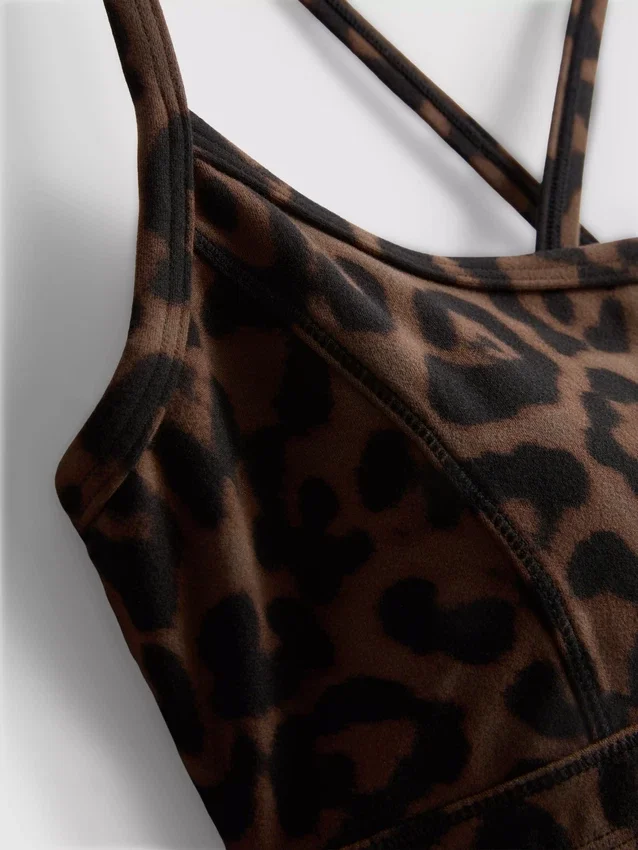 Top deportivo corto con espalda nadadora y estampado de leopardo