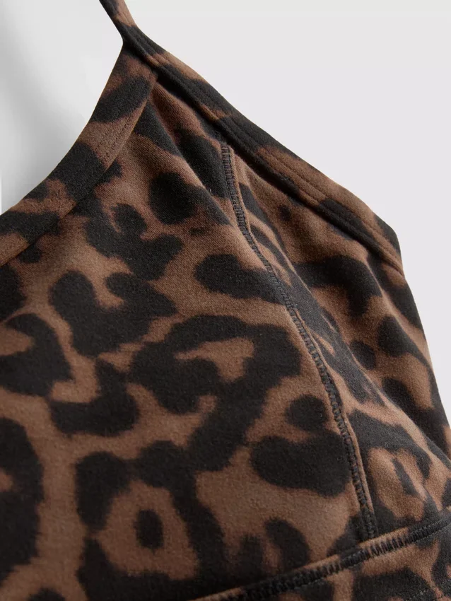 Top deportivo corto con espalda nadadora y estampado de leopardo