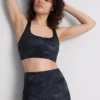 Top deportivo corto con espalda nadadora y estampado de mármol