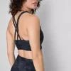 Top deportivo corto con espalda nadadora y estampado de mármol