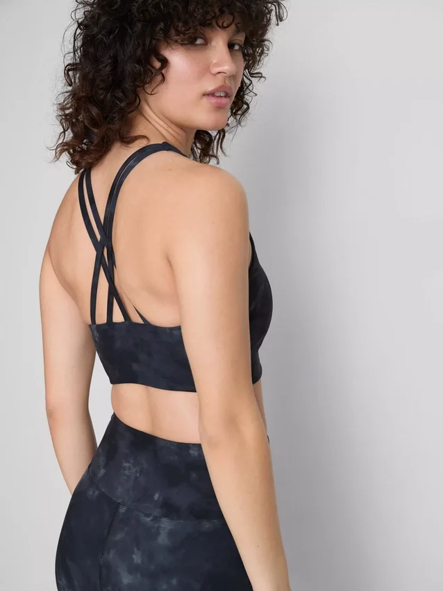Top deportivo corto con espalda nadadora y estampado de mármol