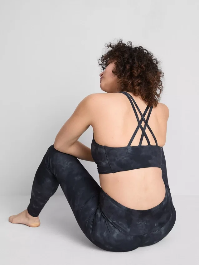 Top deportivo corto con espalda nadadora y estampado de mármol