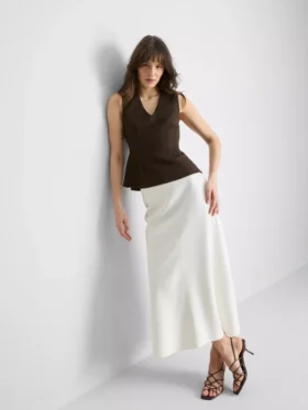 Top sin mangas con peplum y cuello en V