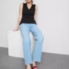 Top sin mangas con peplum y cuello en V