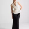 Top sin mangas con peplum y cuello en V