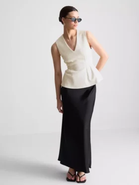Top sin mangas con peplum y cuello en V