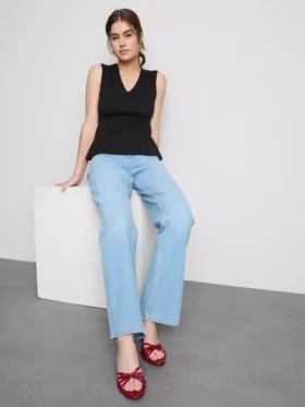 Top sin mangas con peplum y cuello en V