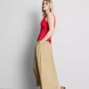 Top sin mangas con peplum y cuello en V