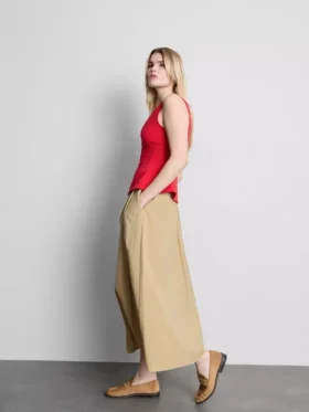 Top sin mangas con peplum y cuello en V