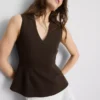 Top sin mangas con peplum y cuello en V