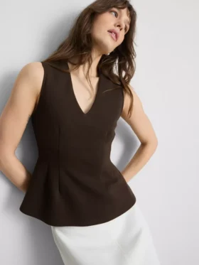 Top sin mangas con peplum y cuello en V