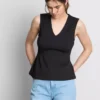 Top sin mangas con peplum y cuello en V