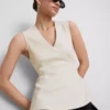 Top sin mangas con peplum y cuello en V