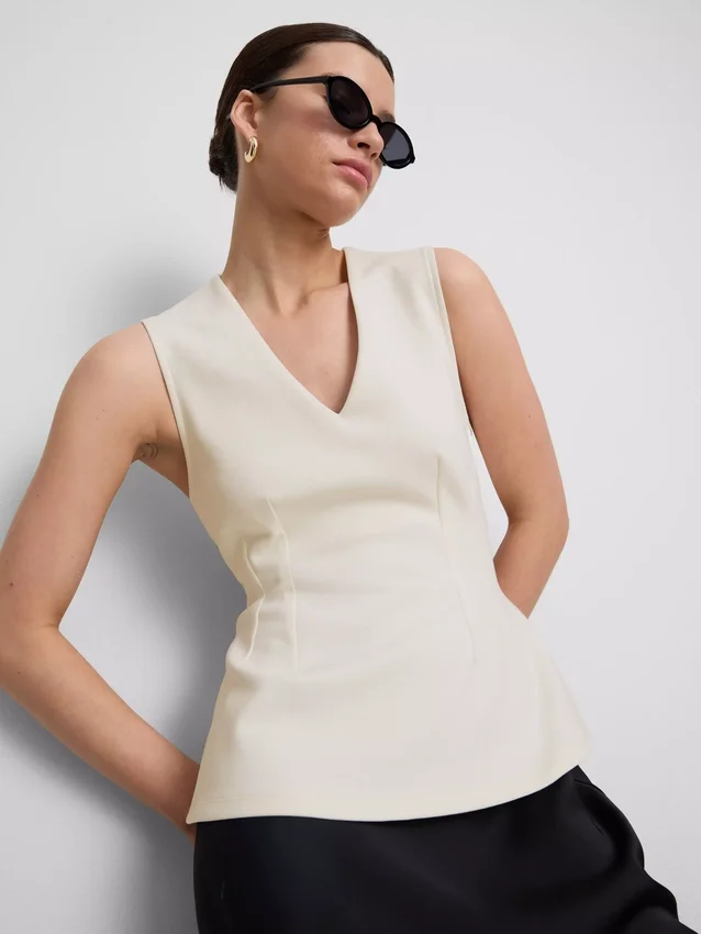 Top sin mangas con peplum y cuello en V