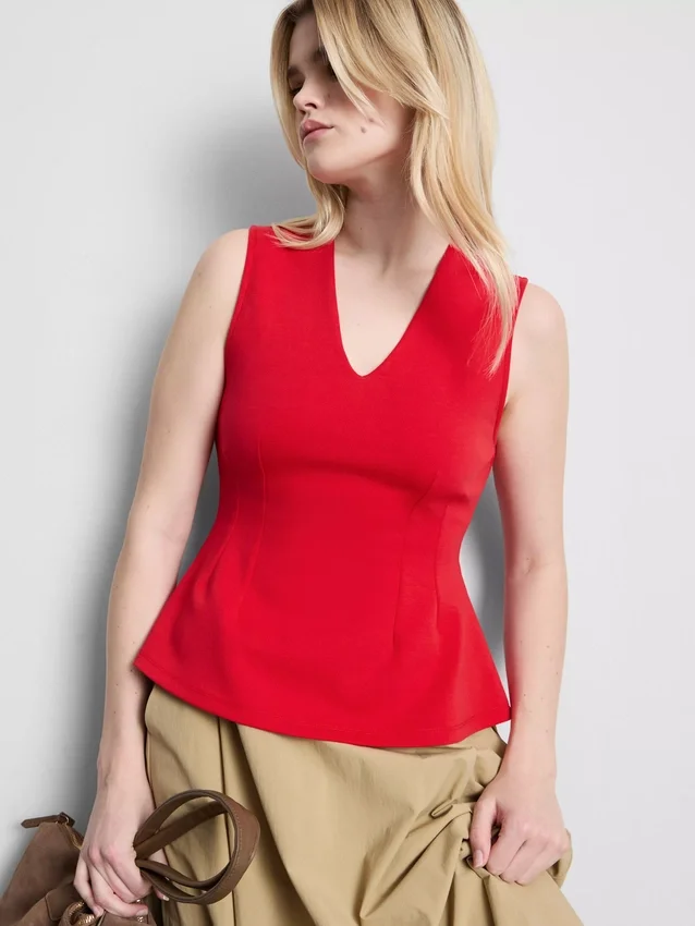 Top sin mangas con peplum y cuello en V