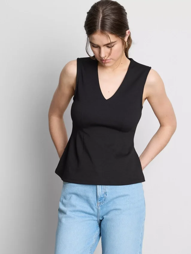 Top sin mangas con peplum y cuello en V
