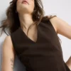 Top sin mangas con peplum y cuello en V