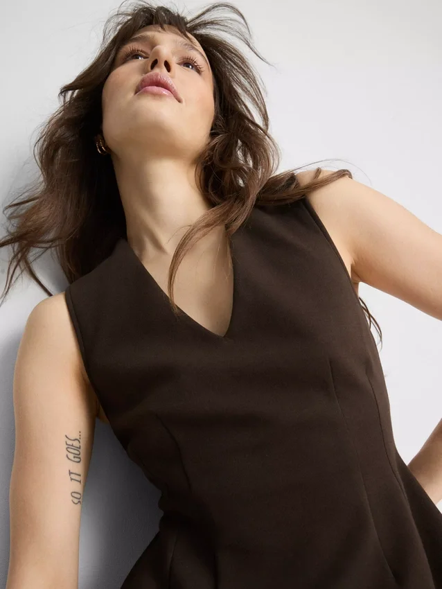 Top sin mangas con peplum y cuello en V