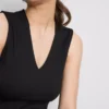 Top sin mangas con peplum y cuello en V