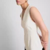 Top sin mangas con peplum y cuello en V