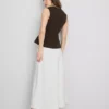 Top sin mangas con peplum y cuello en V