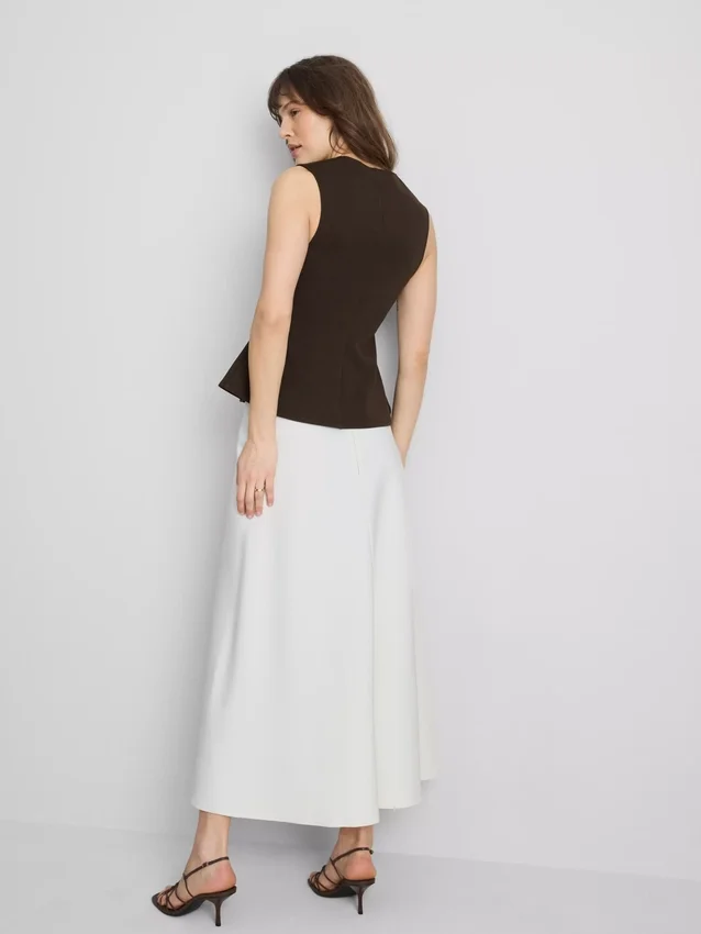 Top sin mangas con peplum y cuello en V