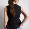 Top sin mangas con peplum y cuello en V