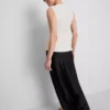 Top sin mangas con peplum y cuello en V