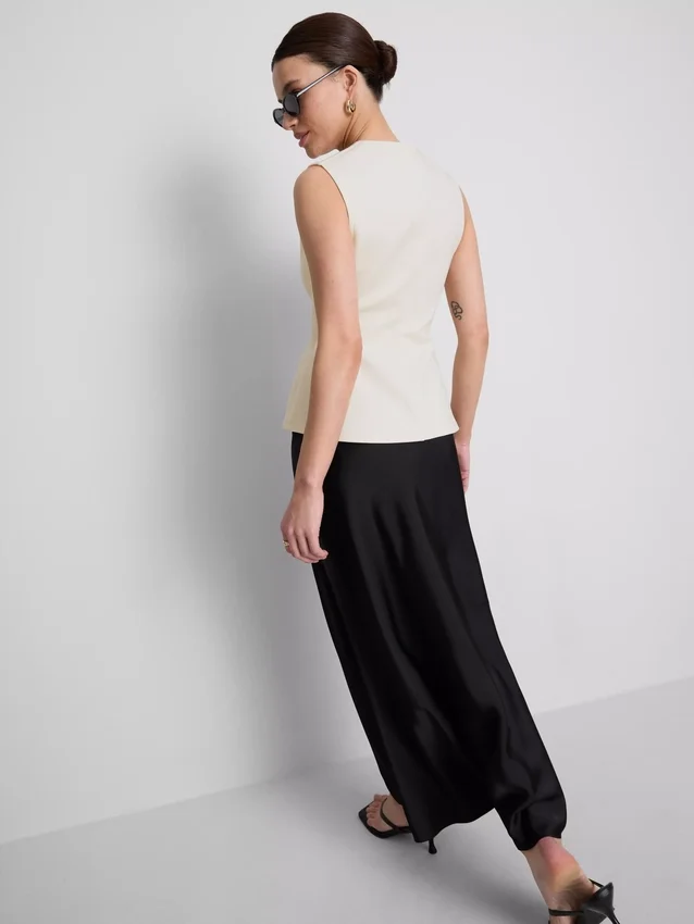Top sin mangas con peplum y cuello en V