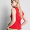 Top sin mangas con peplum y cuello en V