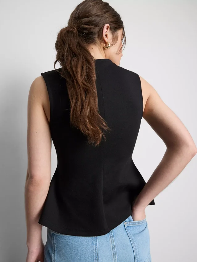 Top sin mangas con peplum y cuello en V