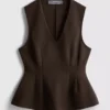 Top sin mangas con peplum y cuello en V