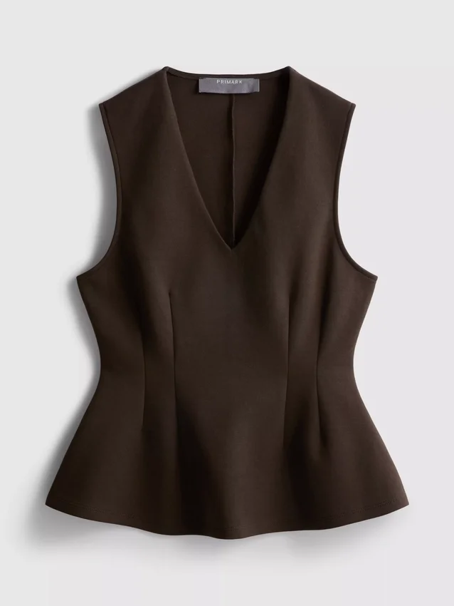 Top sin mangas con peplum y cuello en V