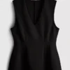 Top sin mangas con peplum y cuello en V