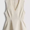 Top sin mangas con peplum y cuello en V