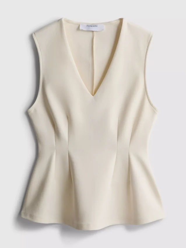 Top sin mangas con peplum y cuello en V