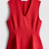 Top sin mangas con peplum y cuello en V