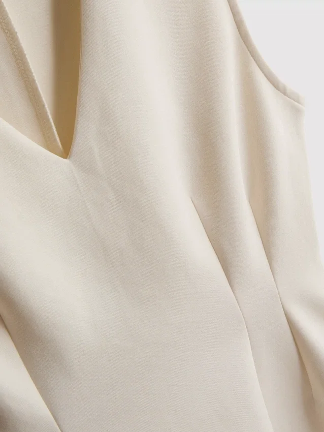 Top sin mangas con peplum y cuello en V
