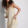 Top tipo camisola con ribete de encaje satinado de Paula Echevarría