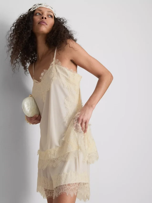 Top tipo camisola con ribete de encaje satinado de Paula Echevarría