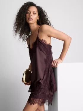 Top tipo camisola con ribete de encaje satinado de Paula Echevarría