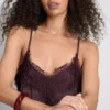 Top tipo camisola con ribete de encaje satinado de Paula Echevarría