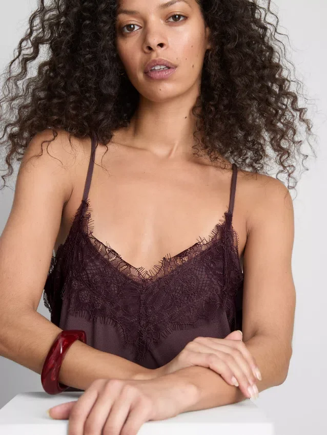 Top tipo camisola con ribete de encaje satinado de Paula Echevarría