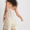 Top tipo camisola con ribete de encaje satinado de Paula Echevarría