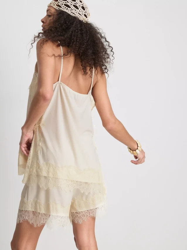 Top tipo camisola con ribete de encaje satinado de Paula Echevarría