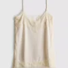 Top tipo camisola con ribete de encaje satinado de Paula Echevarría