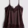 Top tipo camisola con ribete de encaje satinado de Paula Echevarría
