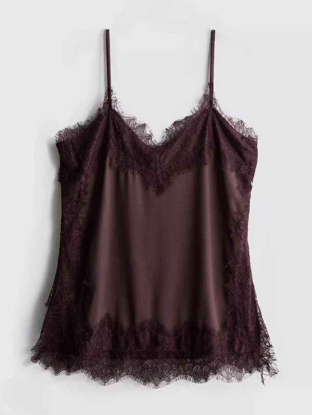 Top tipo camisola con ribete de encaje satinado de Paula Echevarría
